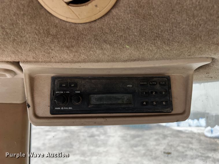 image for item DQ2034 2002 John Deere 5520  MFWD tractor