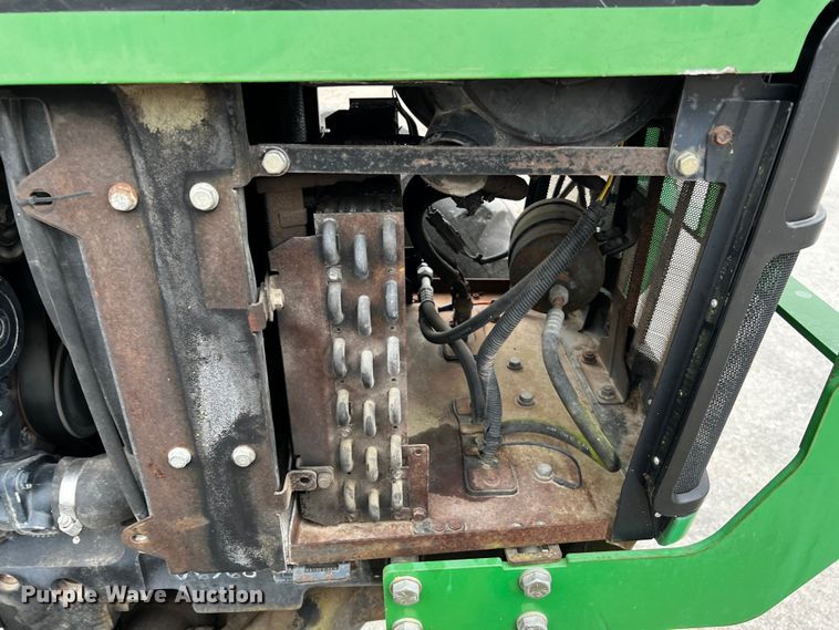 image for item DQ2034 2002 John Deere 5520  MFWD tractor