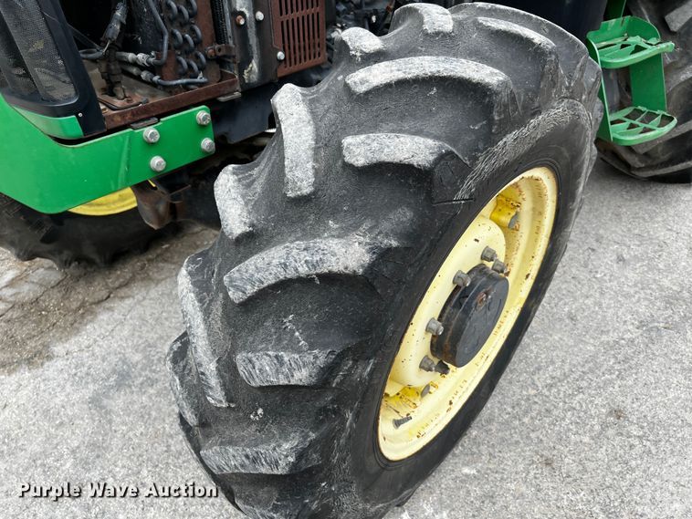 image for item DQ2034 2002 John Deere 5520  MFWD tractor