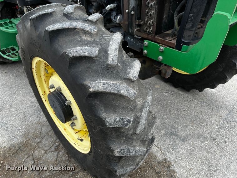 image for item DQ2034 2002 John Deere 5520  MFWD tractor