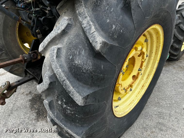 image for item DQ2034 2002 John Deere 5520  MFWD tractor
