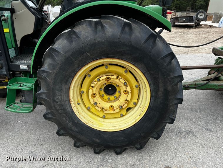 image for item DQ2034 2002 John Deere 5520  MFWD tractor