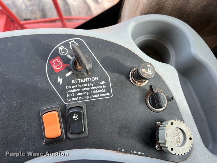 image for item DR5562 2008 New Holland H8080  swather / windrower