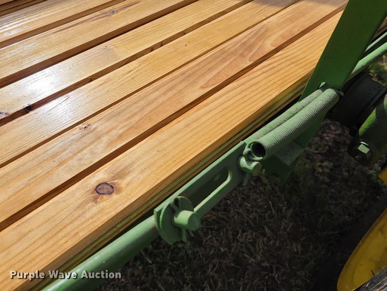 image for item HP9707 John Deere L  manure spreader