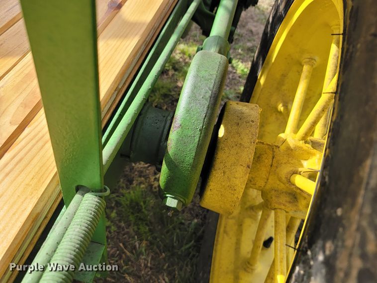 image for item HP9707 John Deere L  manure spreader