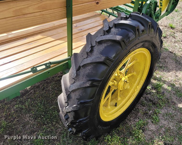 image for item HP9707 John Deere L  manure spreader