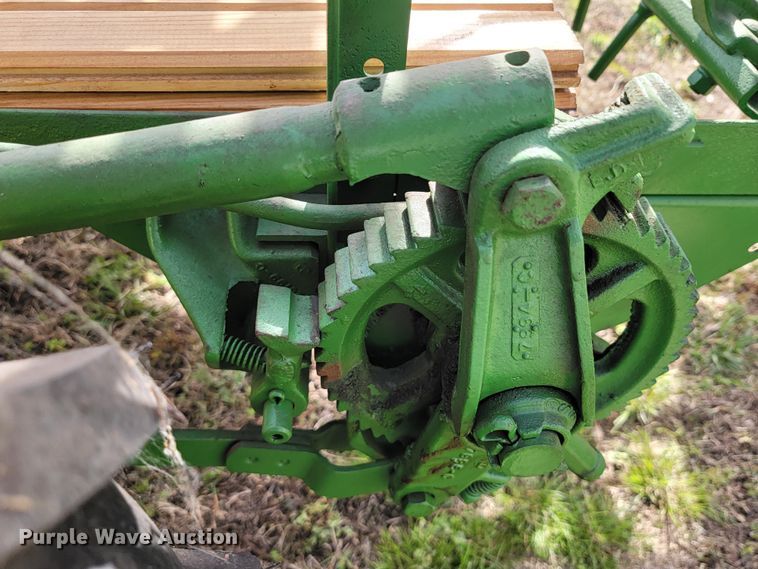 image for item HP9707 John Deere L  manure spreader