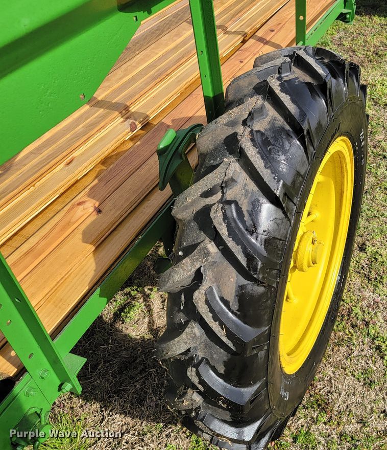 image for item HP9707 John Deere L  manure spreader