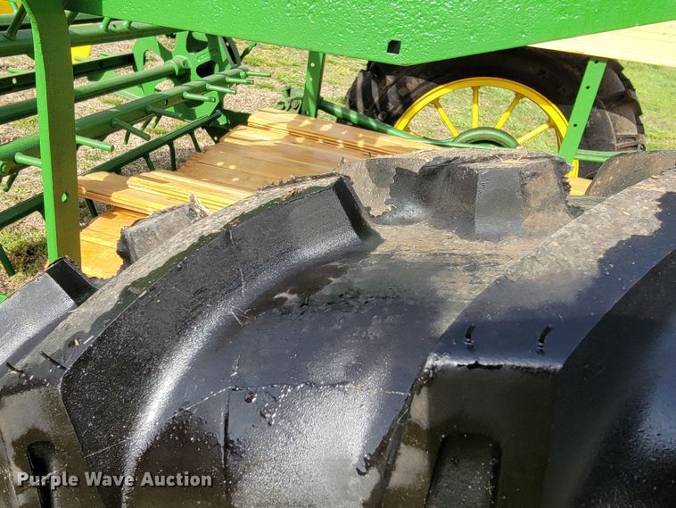 image for item HP9707 John Deere L  manure spreader