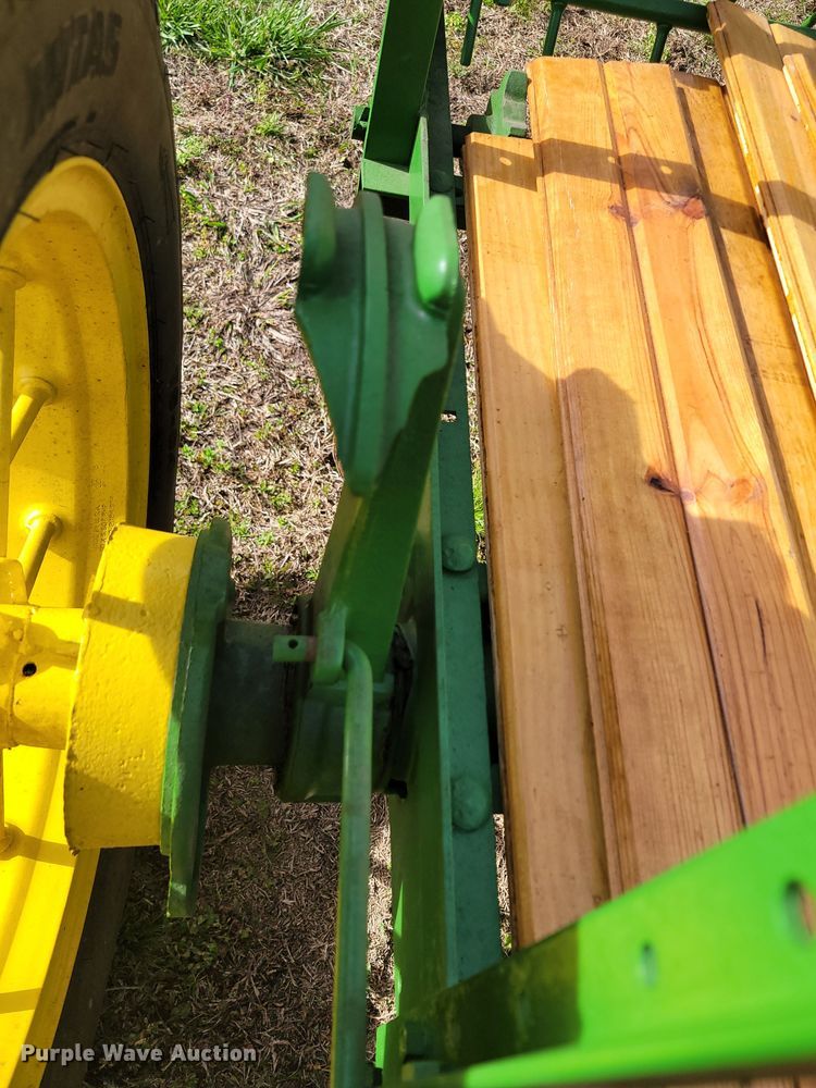 image for item HP9707 John Deere L  manure spreader