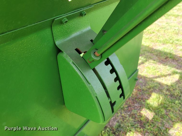 image for item HP9707 John Deere L  manure spreader