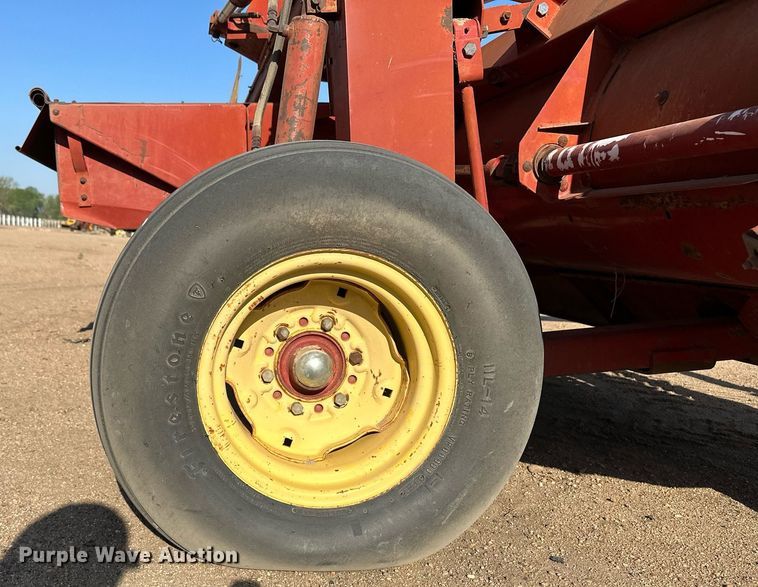 image for item JJ9952 New Holland 114  swather / windrower