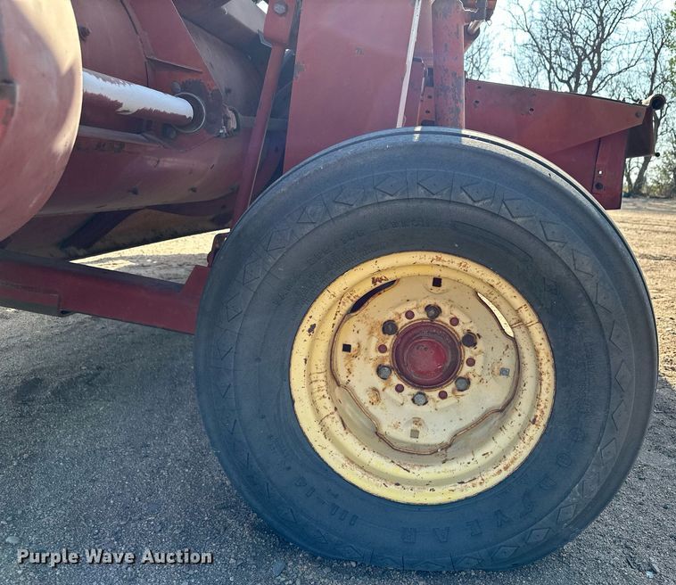 image for item JJ9952 New Holland 114  swather / windrower