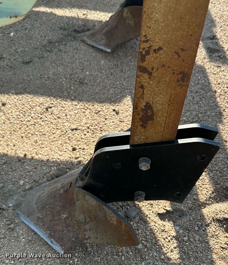 image for item JJ9953 Orthman 610-002  row crop cultivator