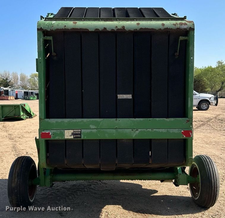 image for item JJ9954 1983 John Deere 530  round baler