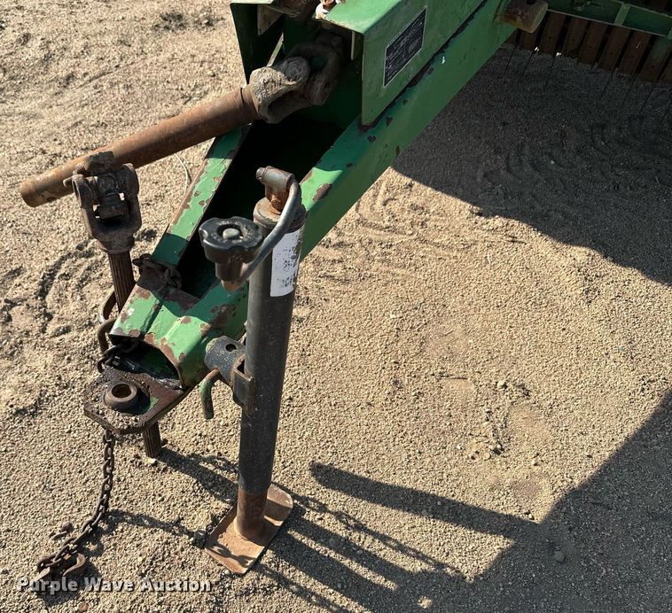 image for item JJ9954 1983 John Deere 530  round baler