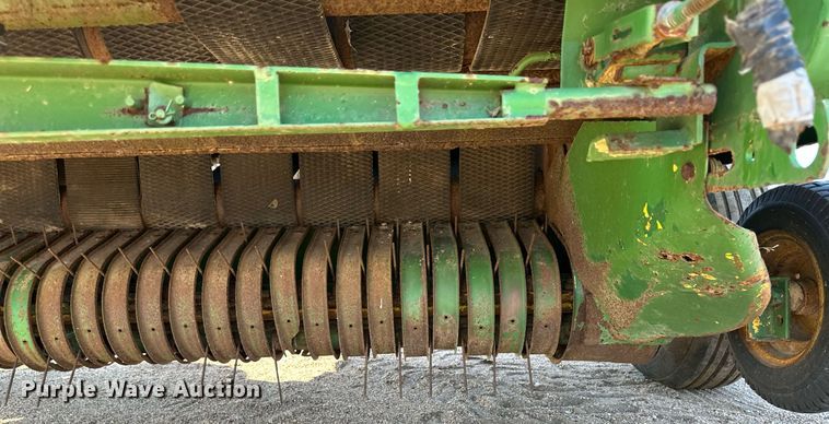 image for item JJ9954 1983 John Deere 530  round baler