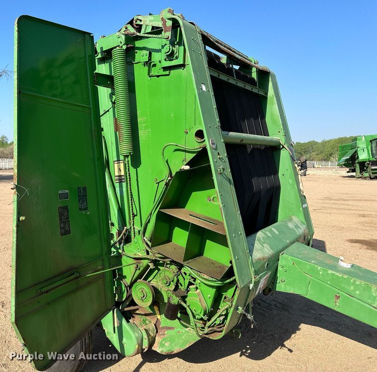 image for item JJ9954 1983 John Deere 530  round baler