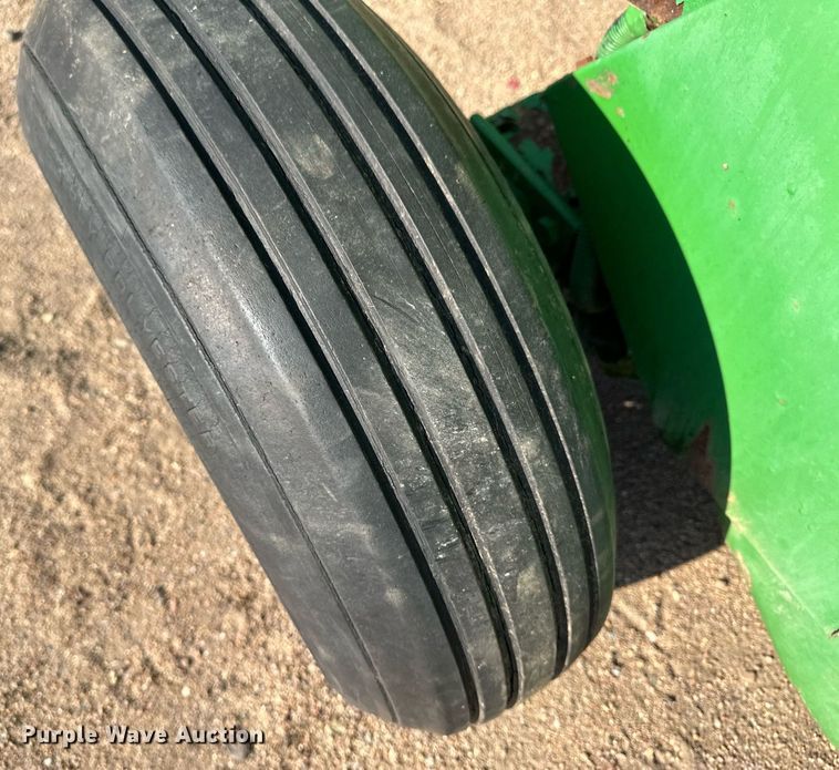 image for item JJ9954 1983 John Deere 530  round baler