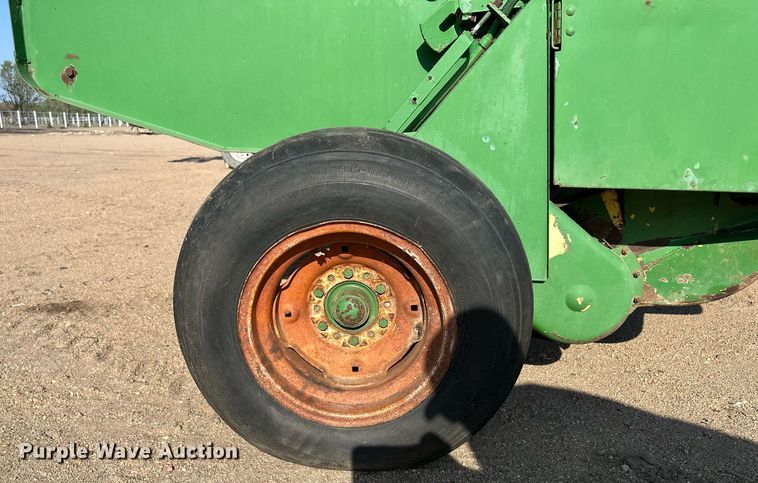 image for item JJ9954 1983 John Deere 530  round baler
