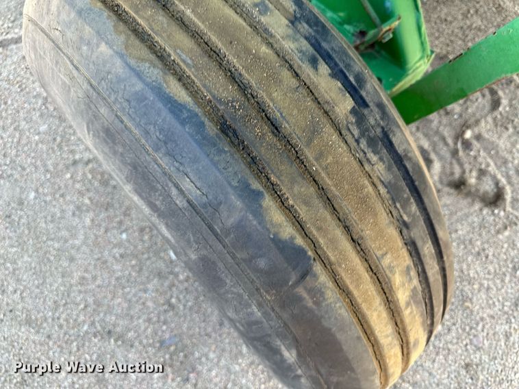 image for item JJ9954 1983 John Deere 530  round baler