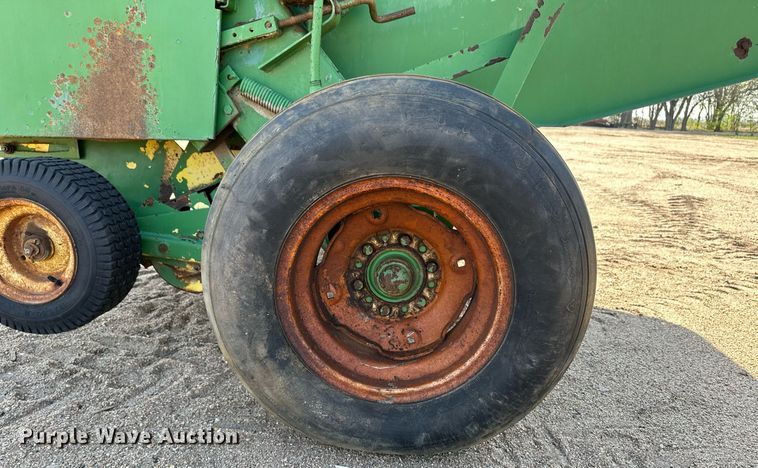 image for item JJ9954 1983 John Deere 530  round baler