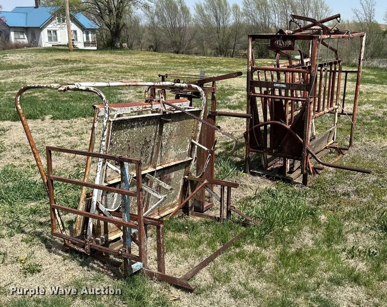 image for item KL9253 (2) Lesco livestock chutes