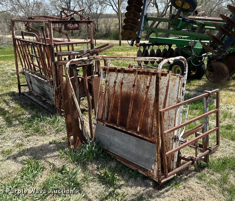 image for item KL9253 (2) Lesco livestock chutes