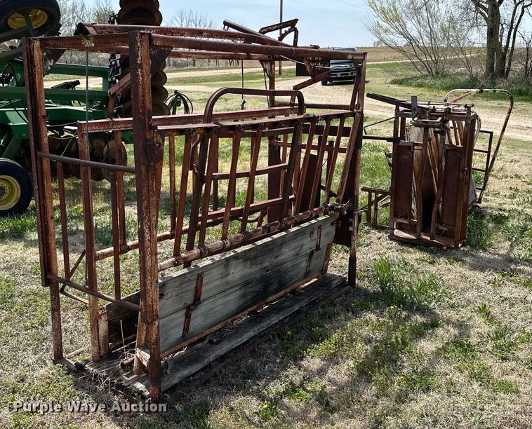 image for item KL9253 (2) Lesco livestock chutes