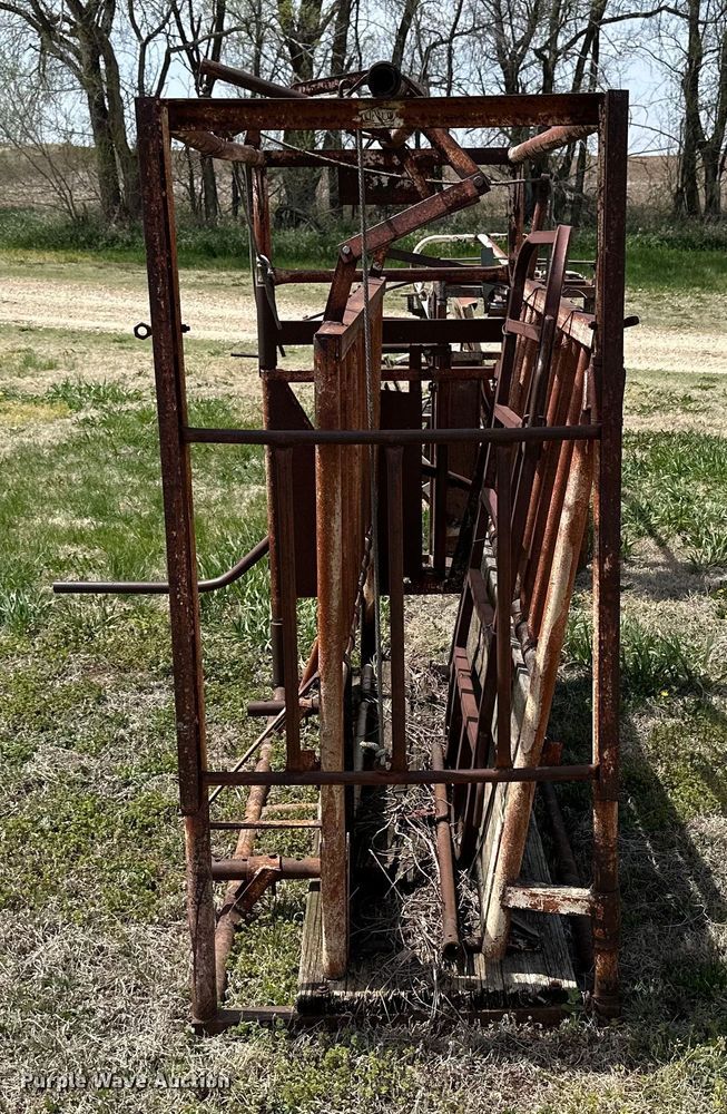 image for item KL9253 (2) Lesco livestock chutes
