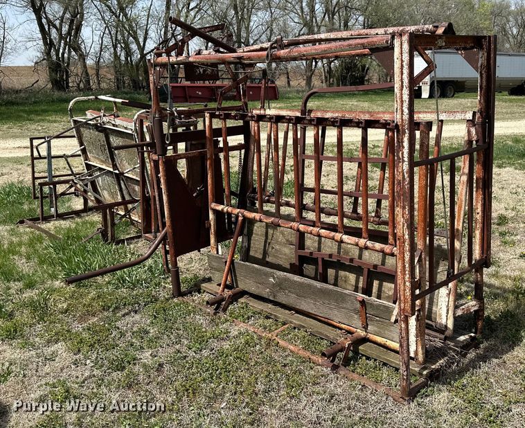image for item KL9253 (2) Lesco livestock chutes