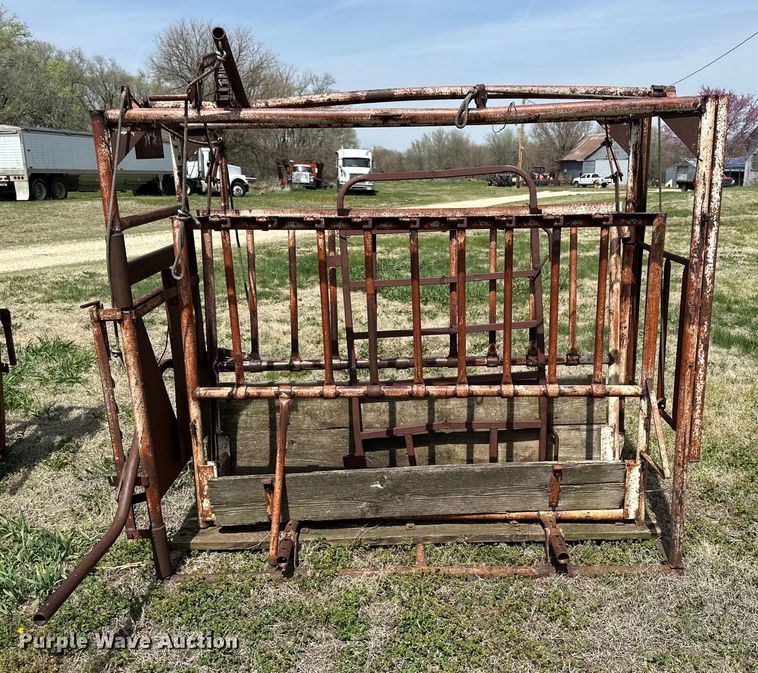 image for item KL9253 (2) Lesco livestock chutes
