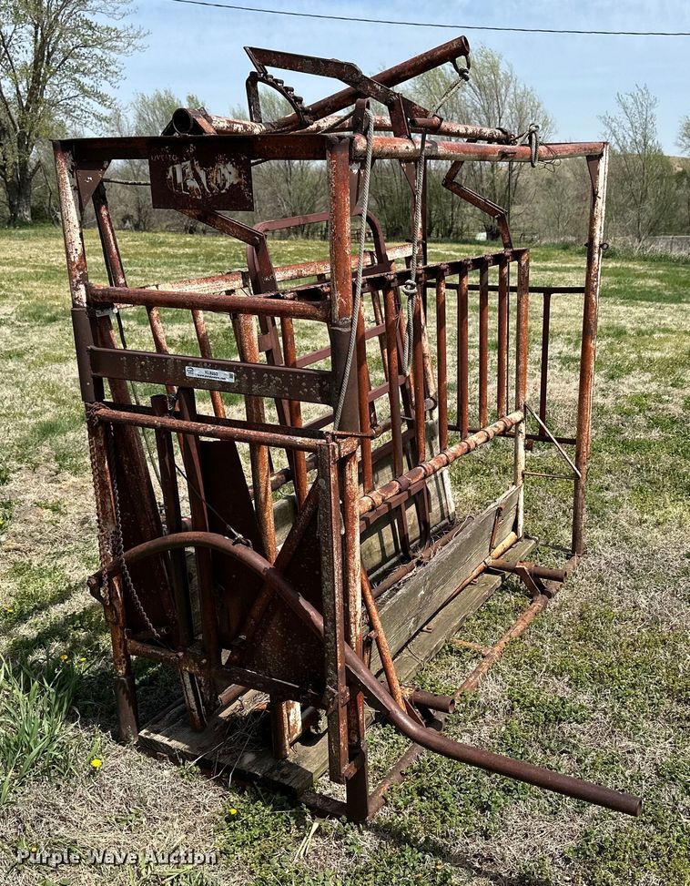 image for item KL9253 (2) Lesco livestock chutes