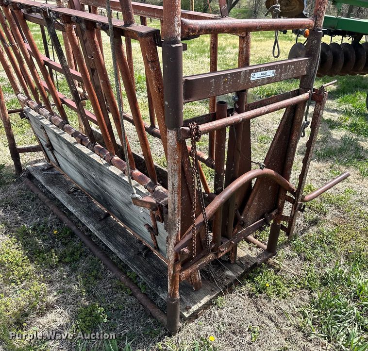 image for item KL9253 (2) Lesco livestock chutes