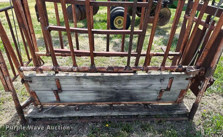 image for item KL9253 (2) Lesco livestock chutes