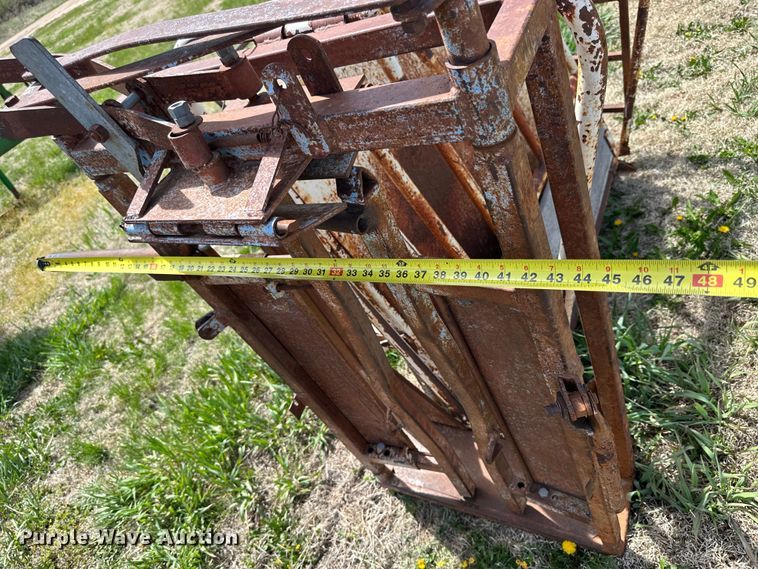image for item KL9253 (2) Lesco livestock chutes