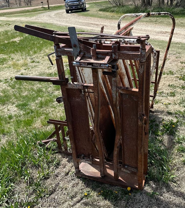 image for item KL9253 (2) Lesco livestock chutes
