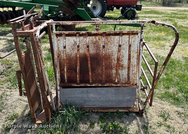 image for item KL9253 (2) Lesco livestock chutes