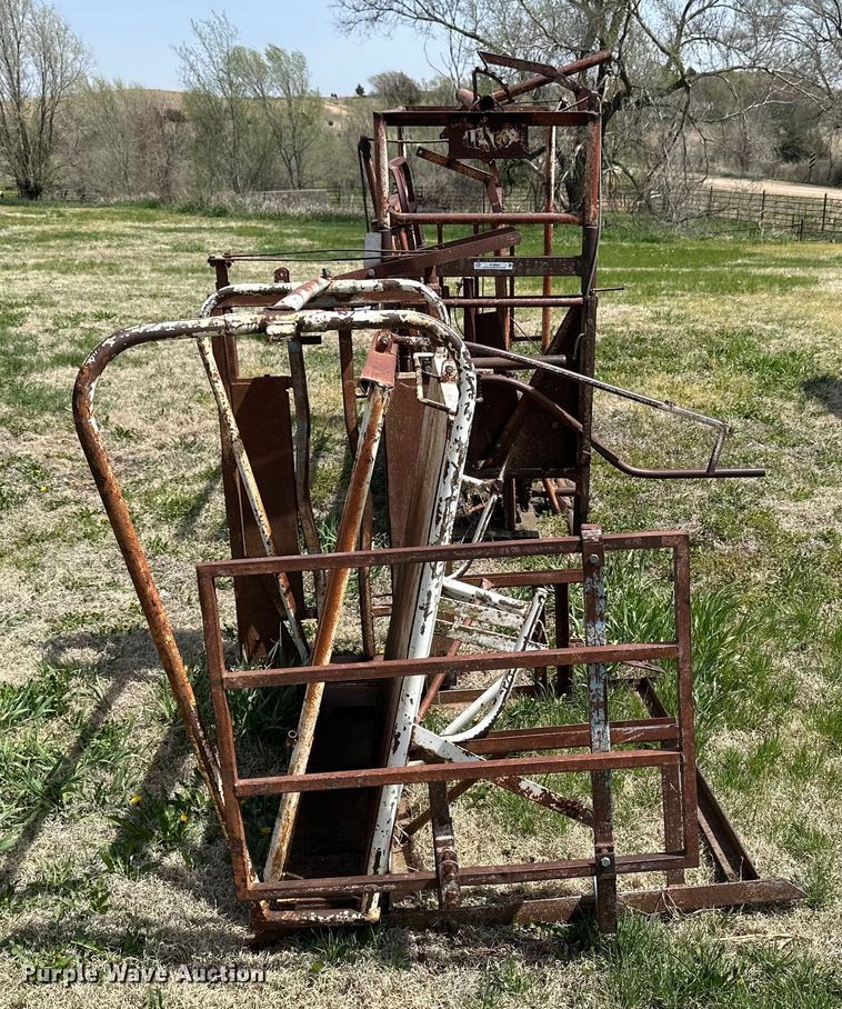image for item KL9253 (2) Lesco livestock chutes