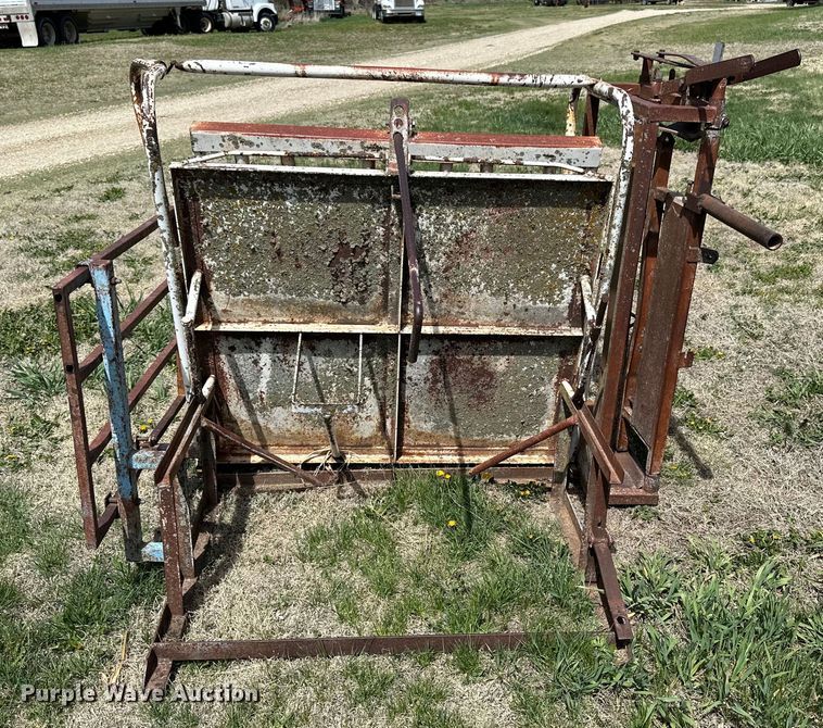 image for item KL9253 (2) Lesco livestock chutes