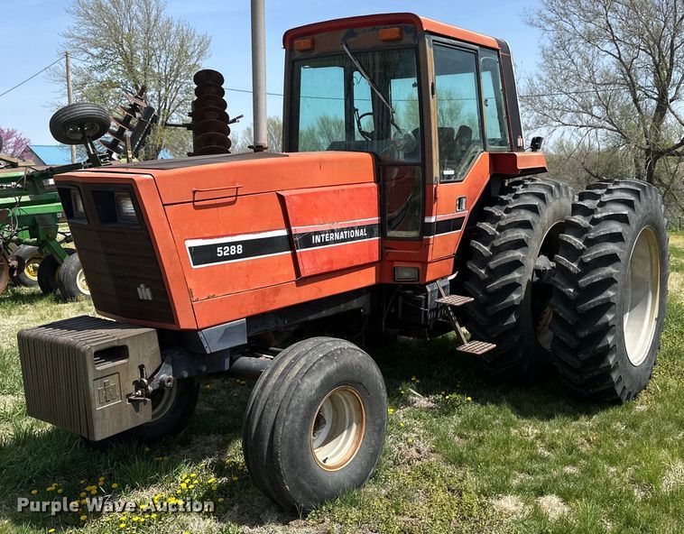 image for item KL9255 1982 International 5288  tractor