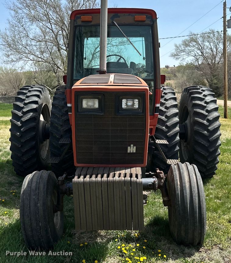 image for item KL9255 1982 International 5288  tractor