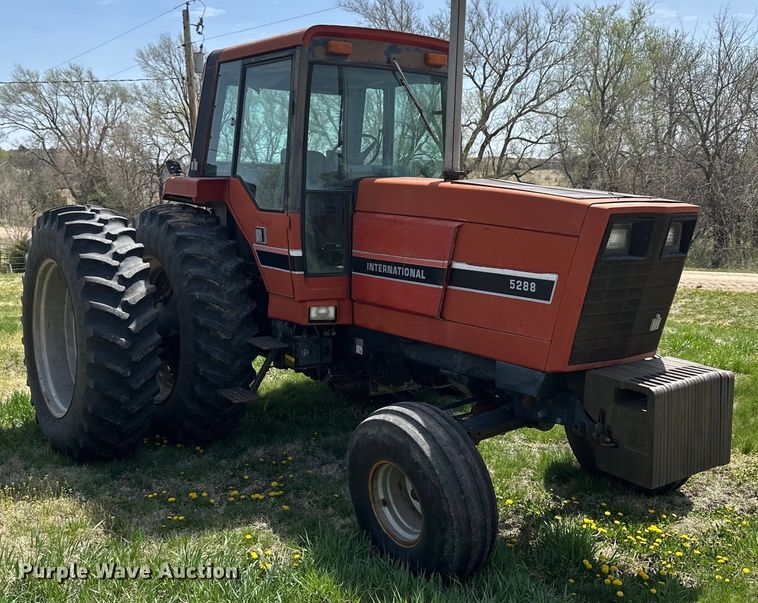 image for item KL9255 1982 International 5288  tractor
