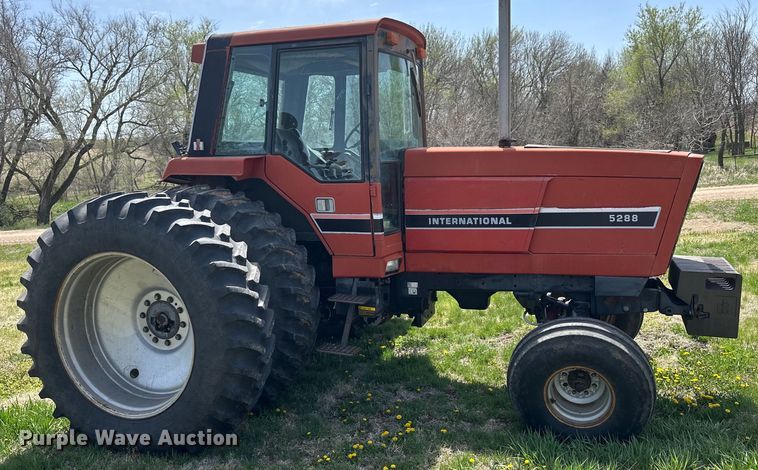image for item KL9255 1982 International 5288  tractor