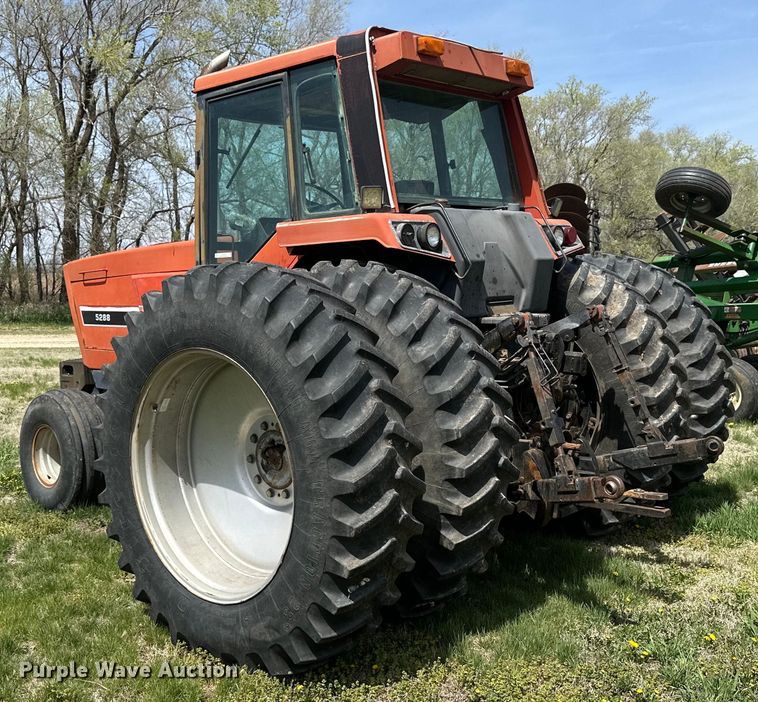 image for item KL9255 1982 International 5288  tractor