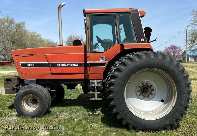 image for item KL9255 1982 International 5288  tractor
