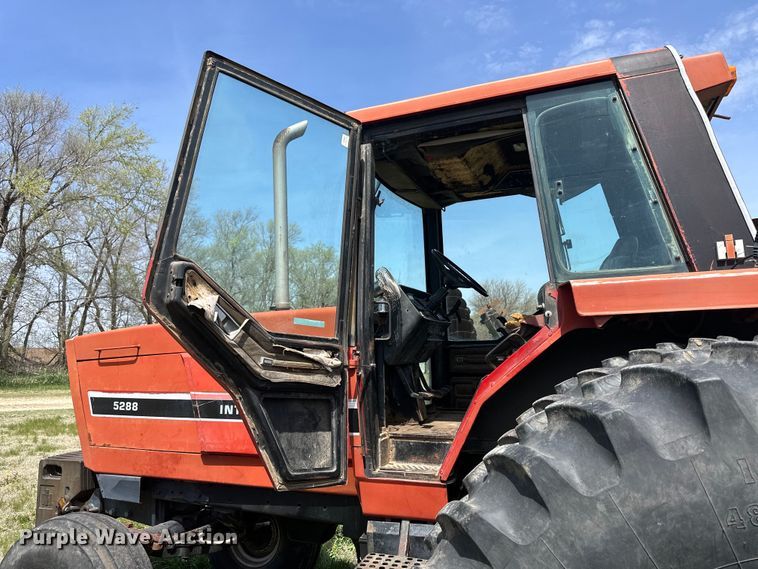 image for item KL9255 1982 International 5288  tractor