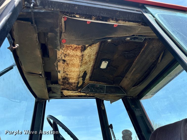 image for item KL9255 1982 International 5288  tractor