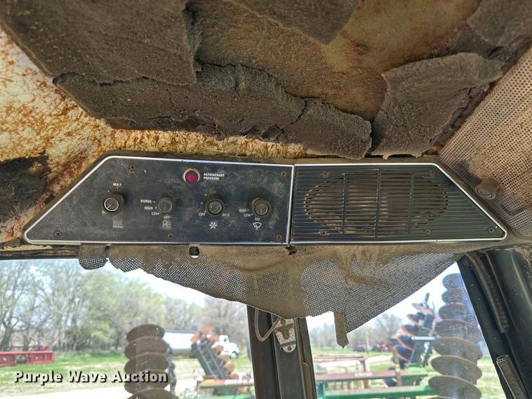 image for item KL9255 1982 International 5288  tractor