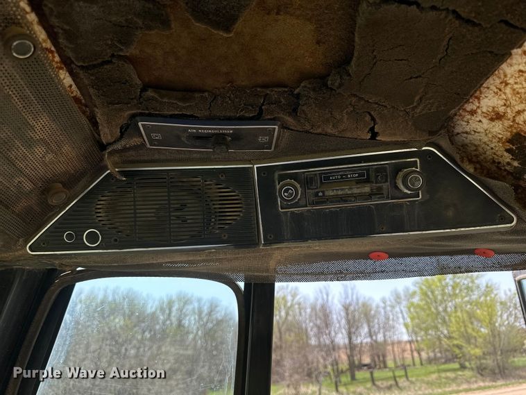 image for item KL9255 1982 International 5288  tractor